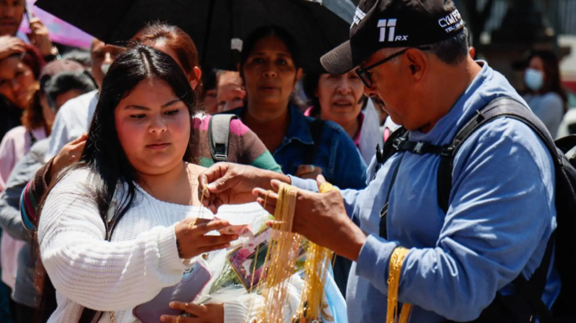 Los asistentes podían adquirir una medalla con la imagen del Apostól y grabar su nombre